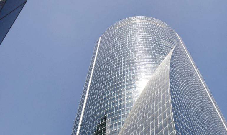 Vista exterior de la Torre Espacio del Paseo de la Castellana de Madrid, donde se encuentra la sede de varias empresa del grupo Villar Mir