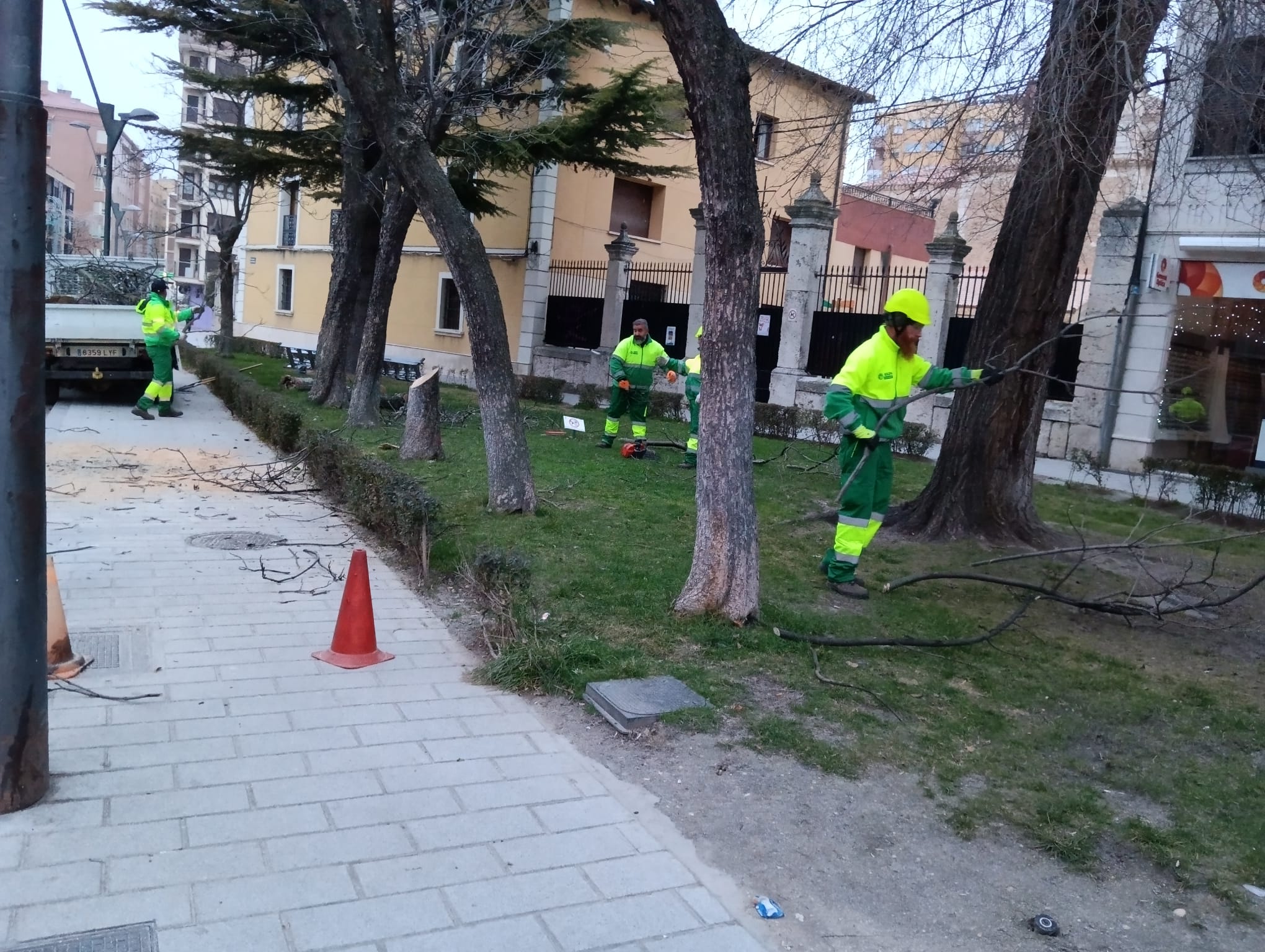 La empresa Valoriza comenzaba sus trabajos a primera hora de esta mañana