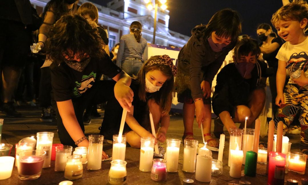 Varias personas participan en una concentración feminista en la Puerta del Sol en repulsa por &quot;todos los feminicidios&quot;.