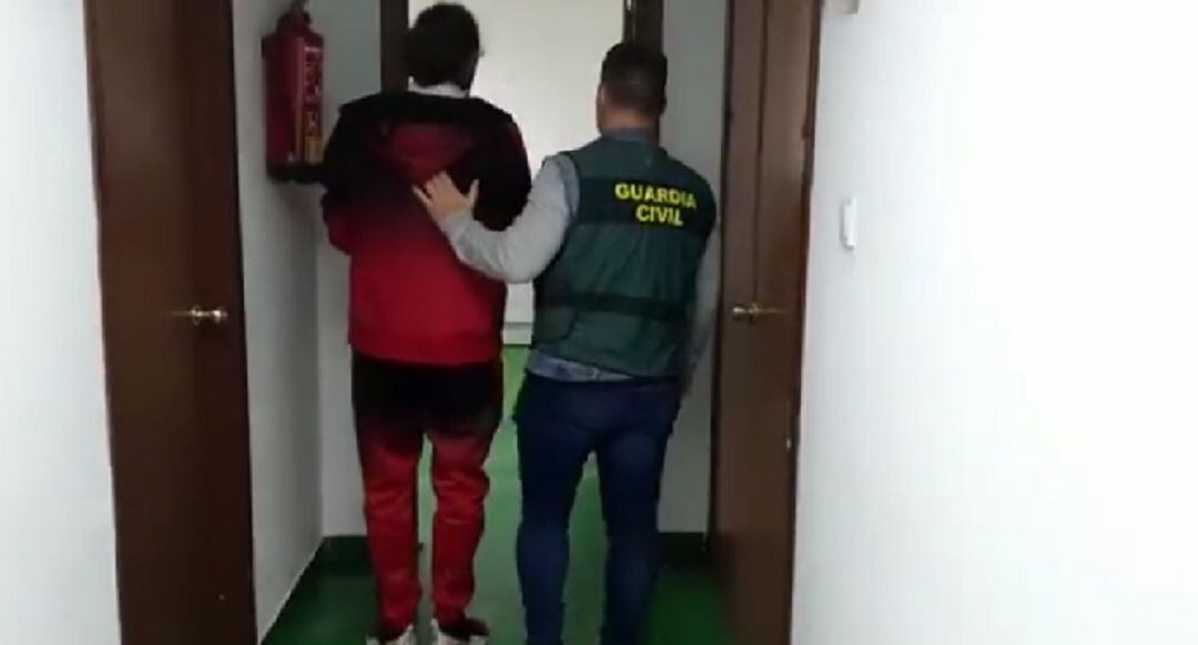 Un agente acompaña al agresor.