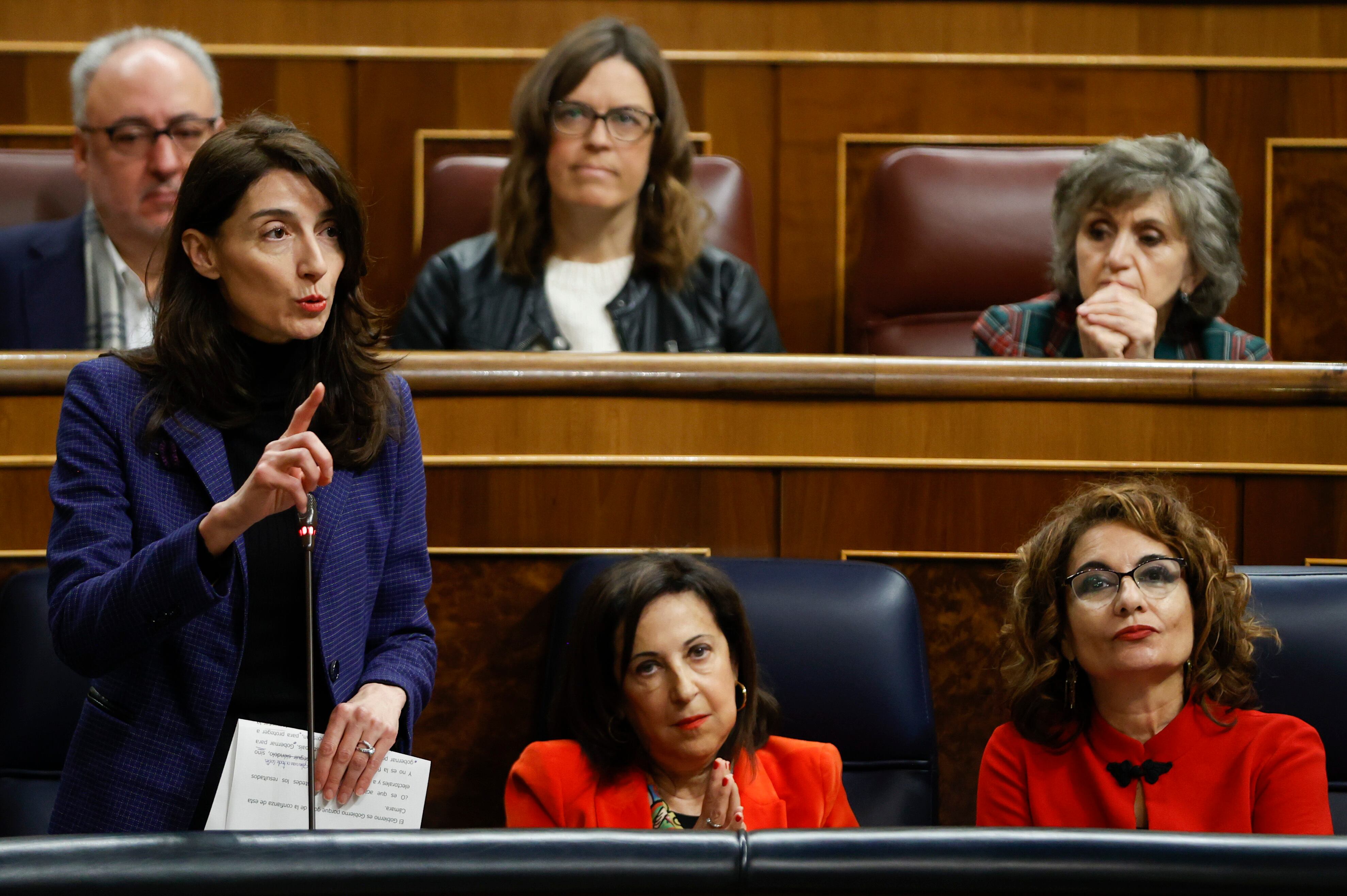 MADRID, 14/12/2022.- La ministra de Justicia, Pilar Llop (i) interviene durante la sesión de control del Gobierno celebrada este miércoles en el Congreso en Madrid. EFE/ Mariscal
