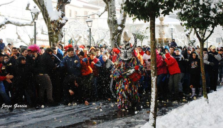 Nieva en enero en Piornal y Jarramplas aguanta la lluvia de nabos.