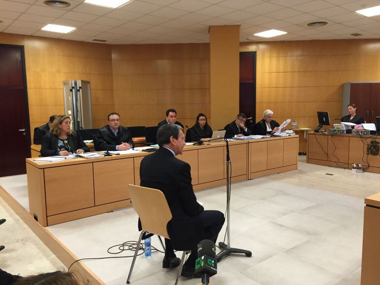 El exaparejador Roberto de Luis responde a las preguntas de la fiscal.