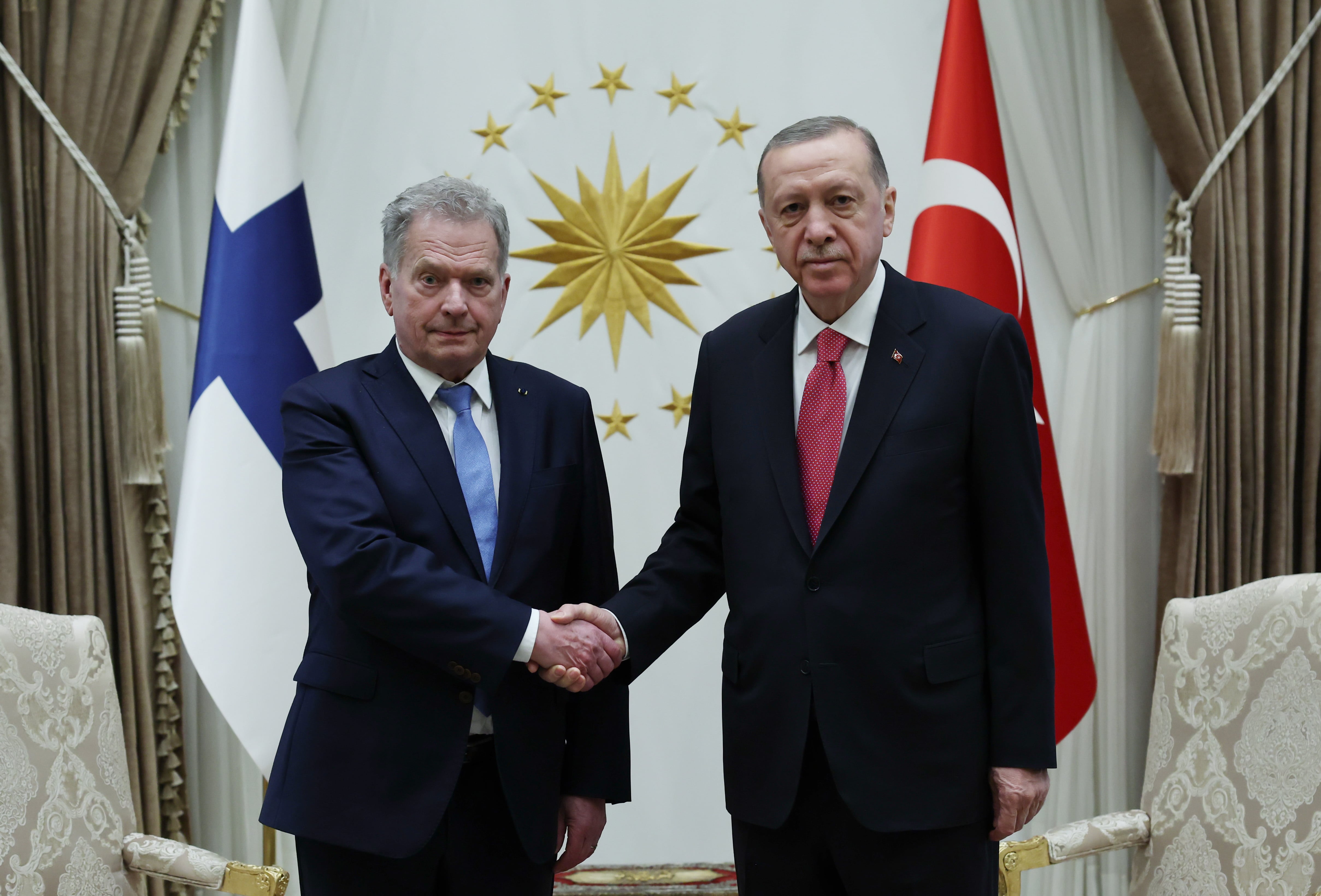 El presidente finlandés Sauli Niinisto y el presidente turco Recep Tayyip Erdogan posan en el palacio presidencial turco en Ankara