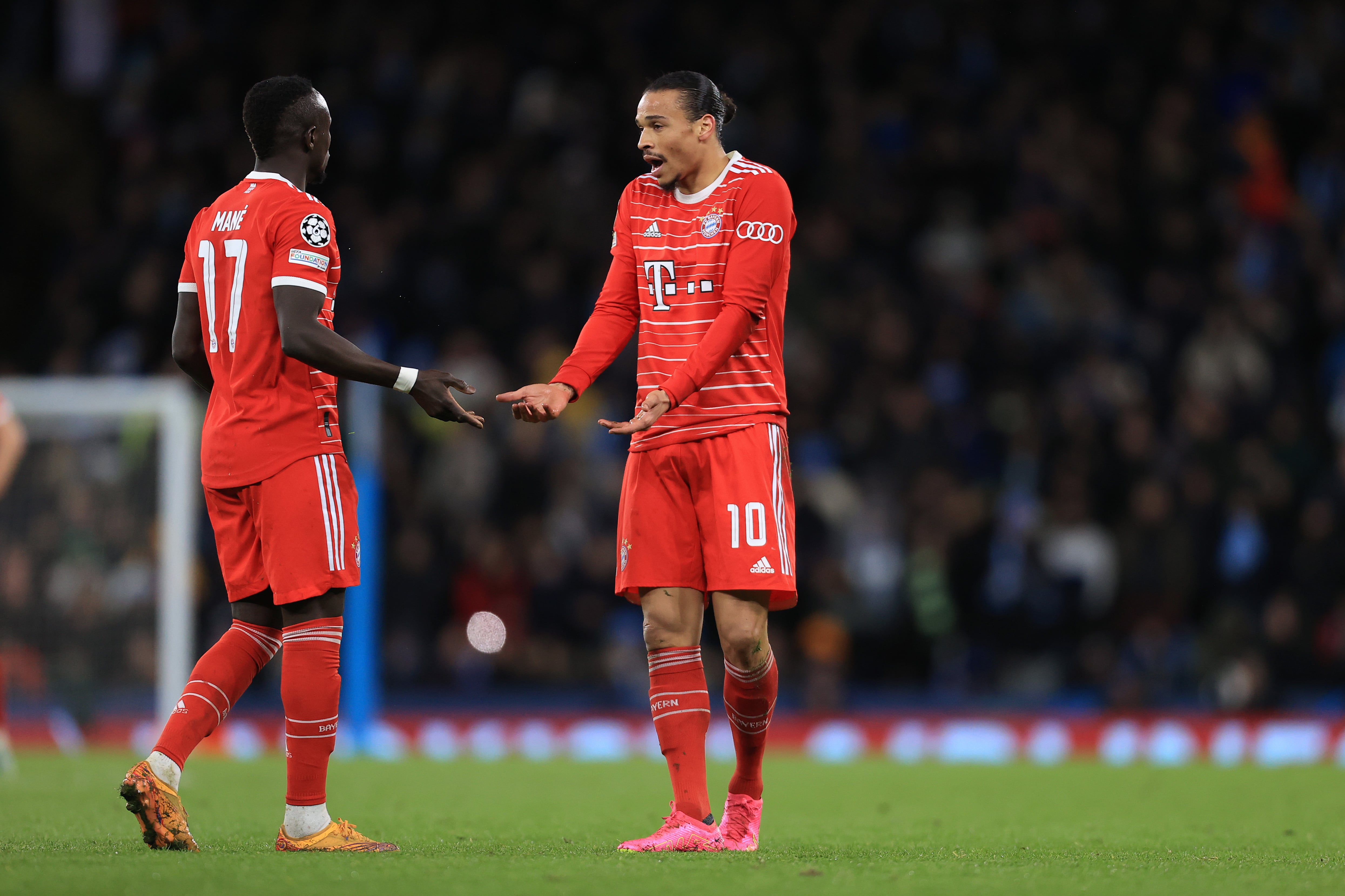 Sadio Mané y Leroy Sané dialogando durante el Manchester City - Bayern Múnich