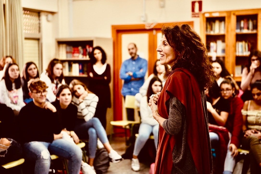 Imagen de uno de los talleres 'Teatro que cura' en aulas de institutos de Parla