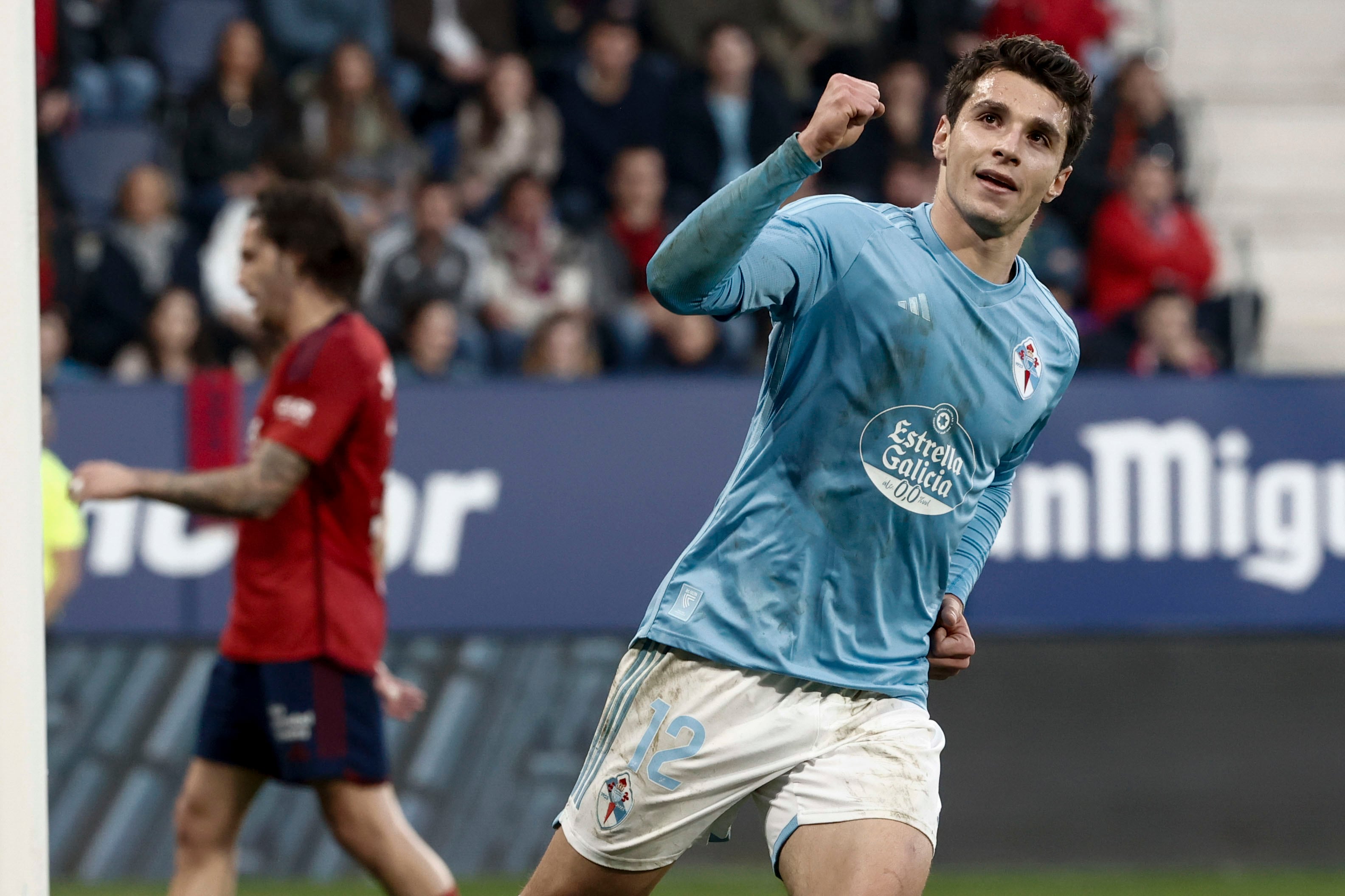 PAMPLONA, 04/02/2024.- El delantero griego del Celta Anastasios Douvikas celebra el tercer gol de su equipo durante el partido de LaLiga entre el Osasuna y el Celta, este domingo en El Sadar. EFE/Jesús Diges
