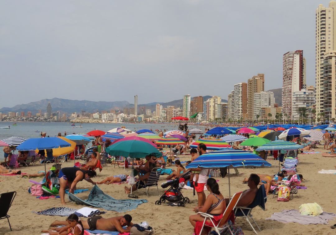 La playa de Benidorm en el mes de agosto