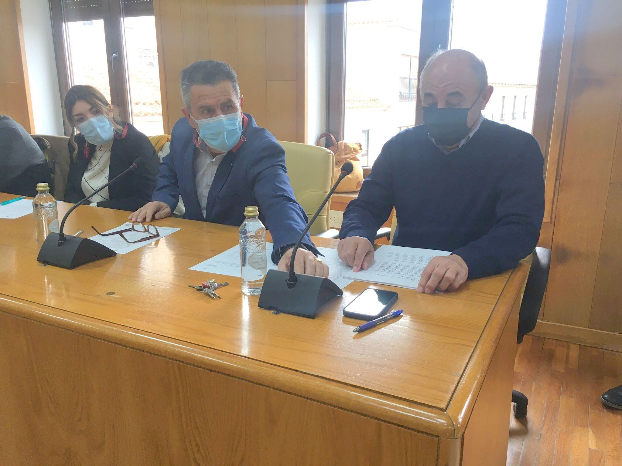 Hipólito Navarro, representante pensionistas, en el pleno de Elda