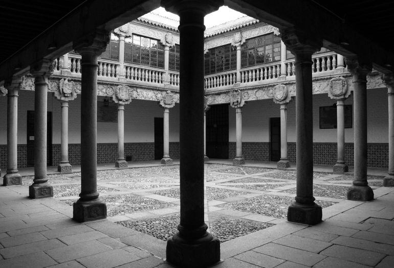 Claustro del Palacio de Polentinos, sede del Archivo Militar de Ávila