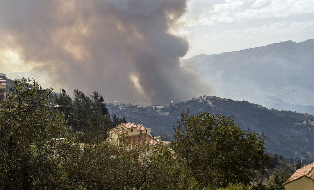 Los incendios asolan Argelia.