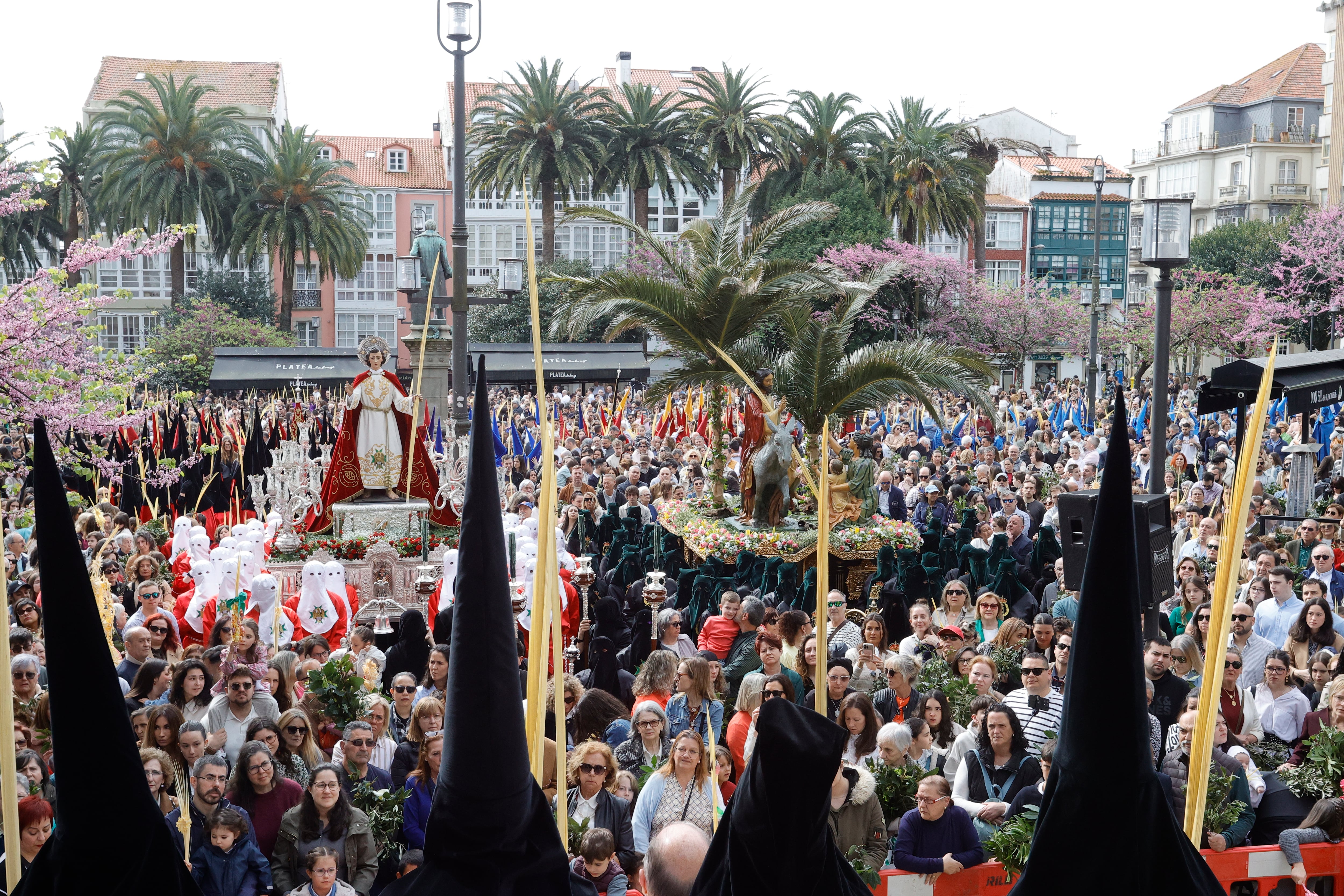 La plaza de Amboage ha acogido la multitudinaria bendición del Domingo de Ramos (foto: Kiko Delgado / EFE)
