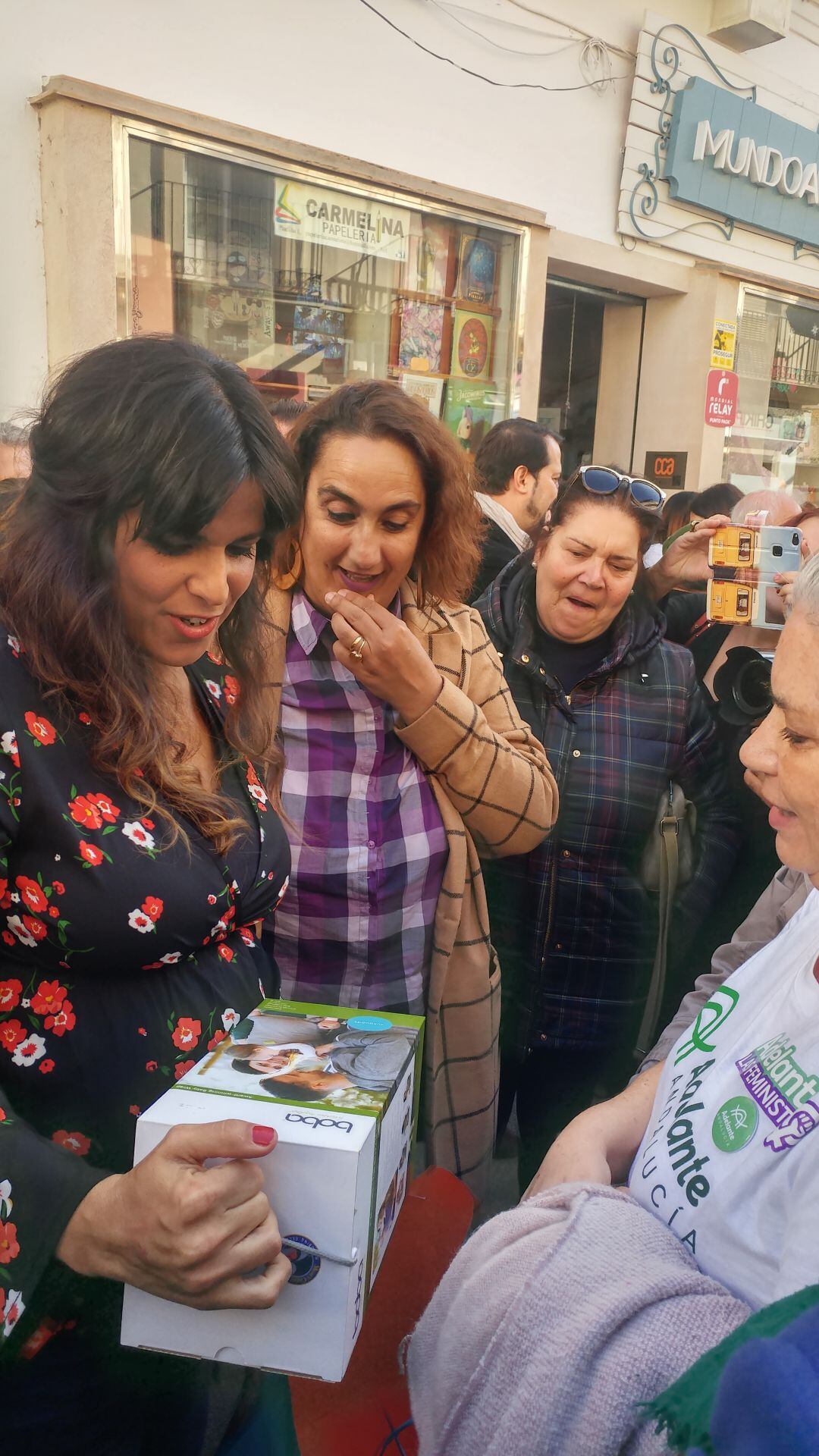 La candidata de Adelante Andalucía a presidir la Junta de Andalucía, Teresa Rodríguez, recibe un regalo para su futura bebé