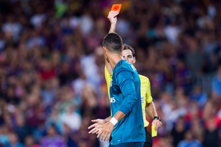 Momento en el que el árbitro sanciona con tarjeta roja a Cristiano Ronaldo durante la Super Copa de España. 