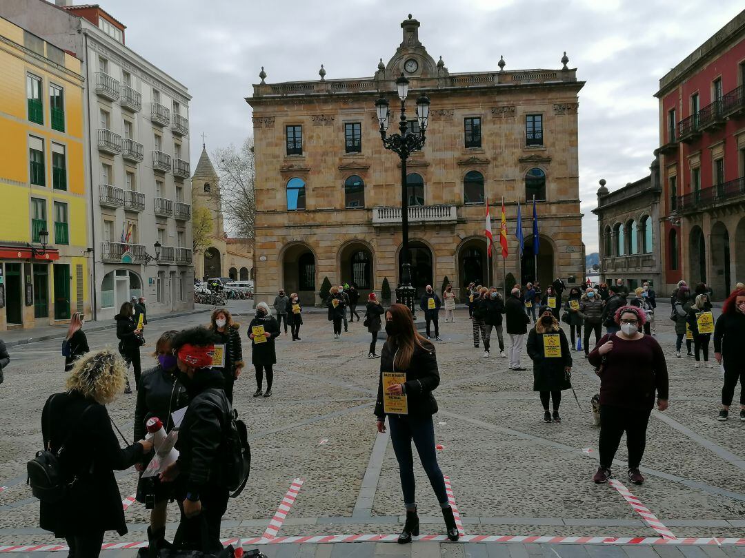 Decenas de profesionales del sector se concentraron este lunes en la plaza Mayor de Gijón. 