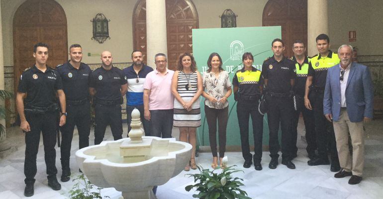 Los nuevos efectivos de la Policía Local con la delegada del Gobierno andaluz, Ana Cobo, en el centro de la imagen.