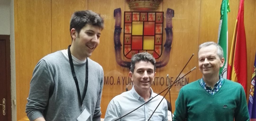 El concejal de Deportes, José María Álvarez, junto con Francisco Molina, director de Secretariado de Deportes y Universidad Saludable de la UJA, y Juan David Blanco, presidente del Club de Esgrima Jaén.