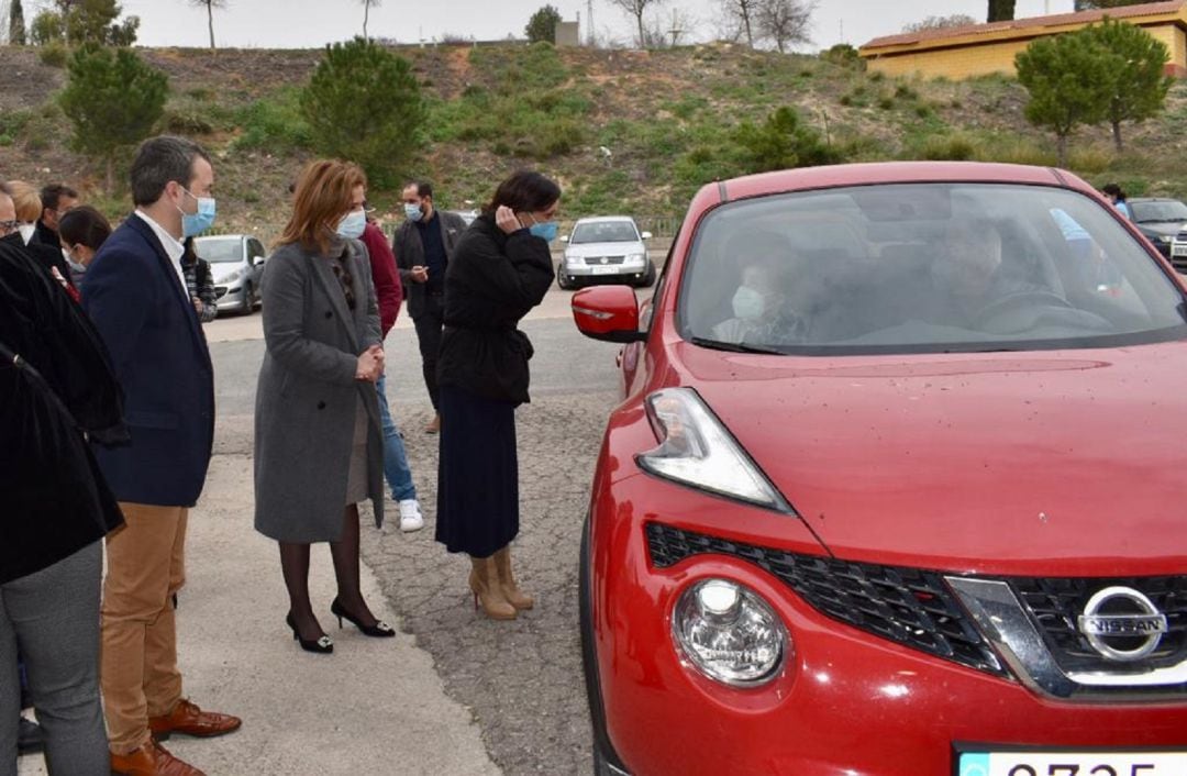 Los coches llegan cada minuto para la vacunación de los mayores en el Jaén Arena