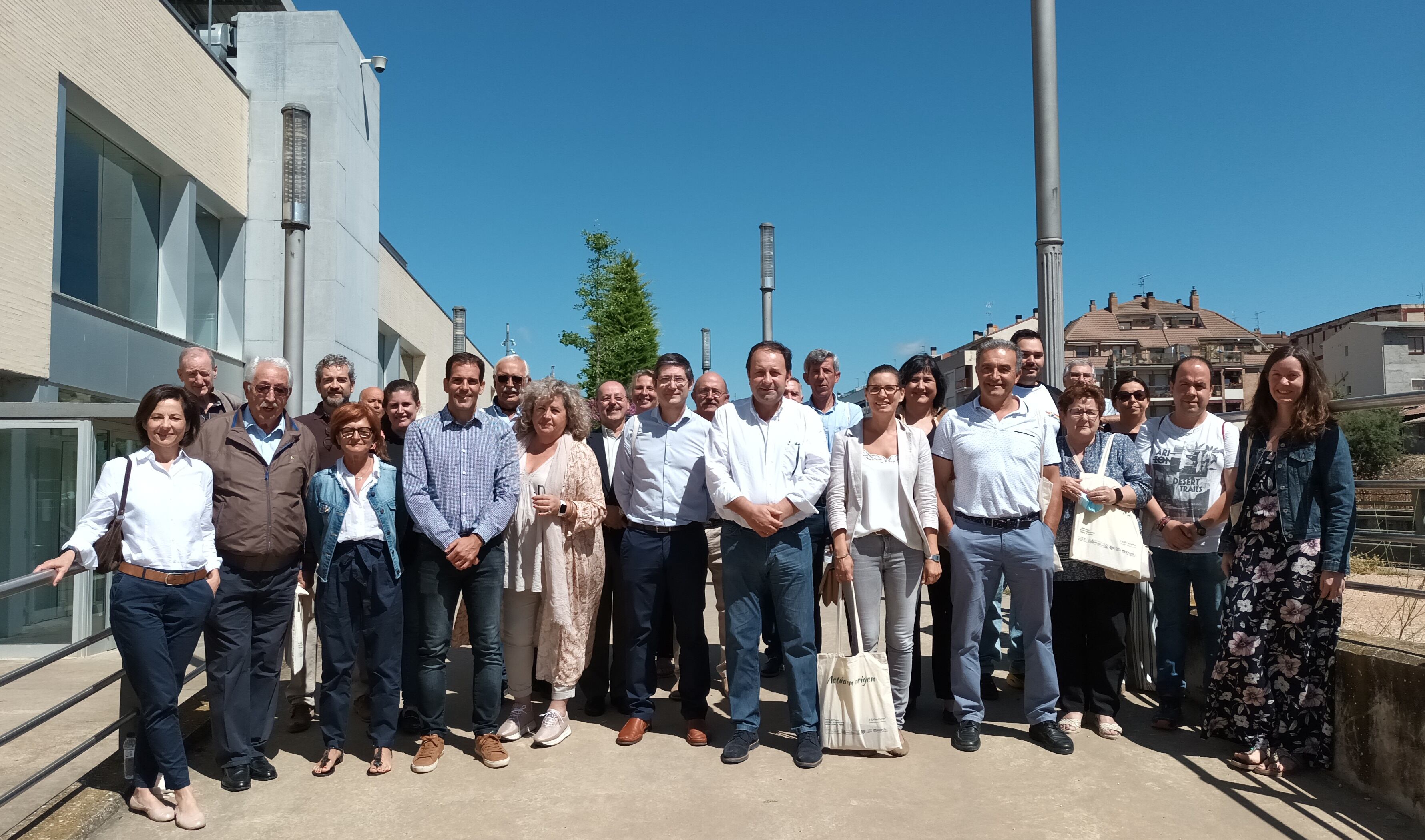 Foto de familia de los miembros que forman el Ceder Somontano.