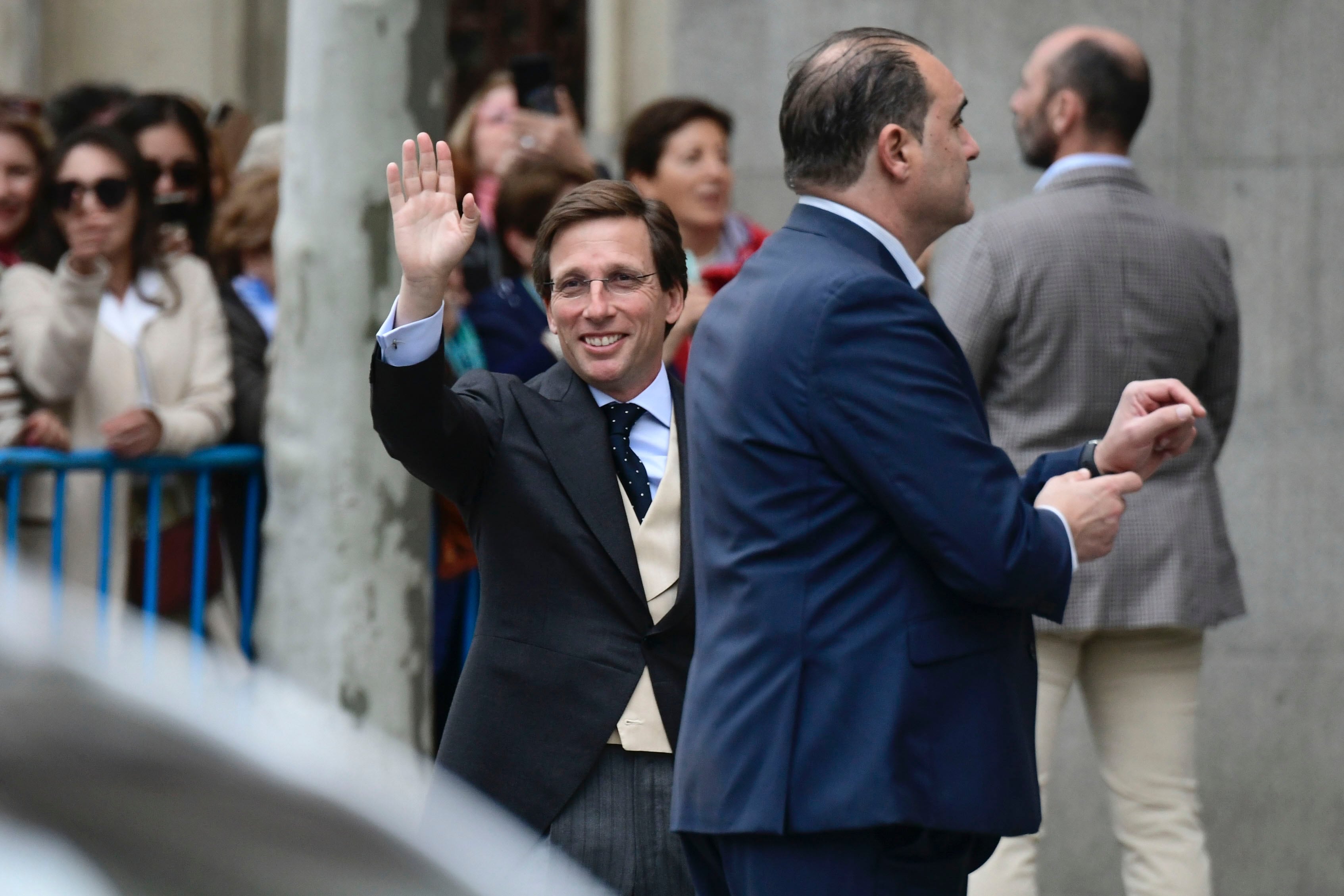 MADRID, 06/04/2024.- El alcalde de Madrid, José Luis Martínez-Almeida, saluda a su llegada este a la iglesia de San Francisco de Borja de Madrid donde va a contraer matrimonio con Teresa Urquijo. EFE/Víctor Lerena
