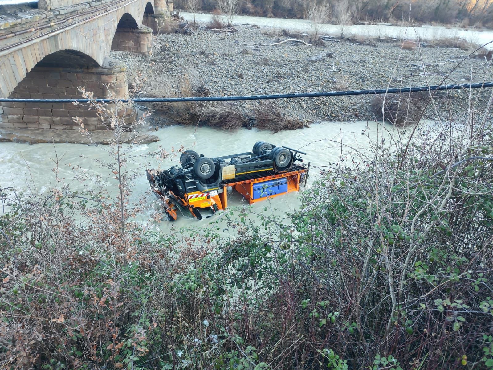 Quitanieves accidentada en Puente la Reina de Jaca