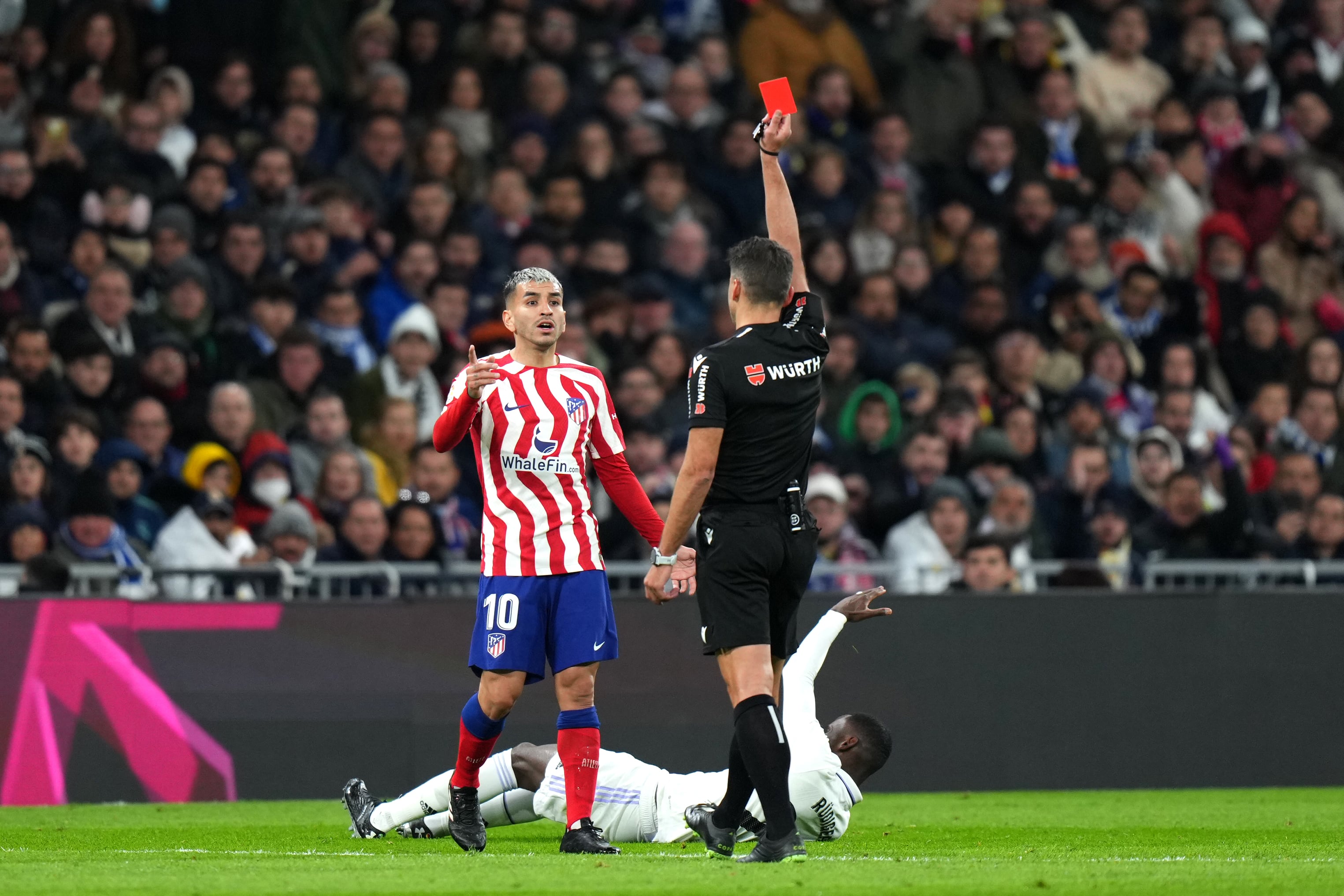 Gil Manzano muestra la cartulina roja a Correa en el pasado derbi madrileño.