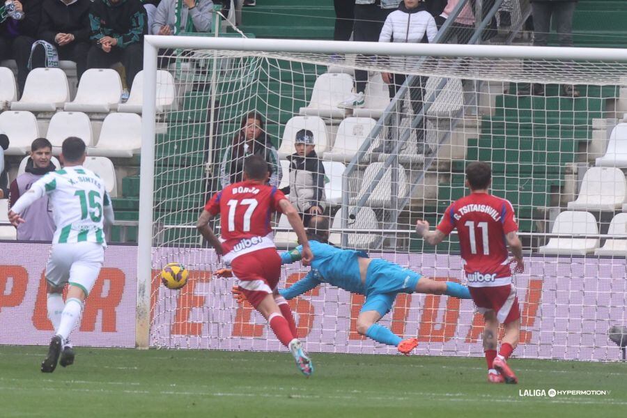 Carlos Marín con sus grandes paradas lanza al Córdoba.