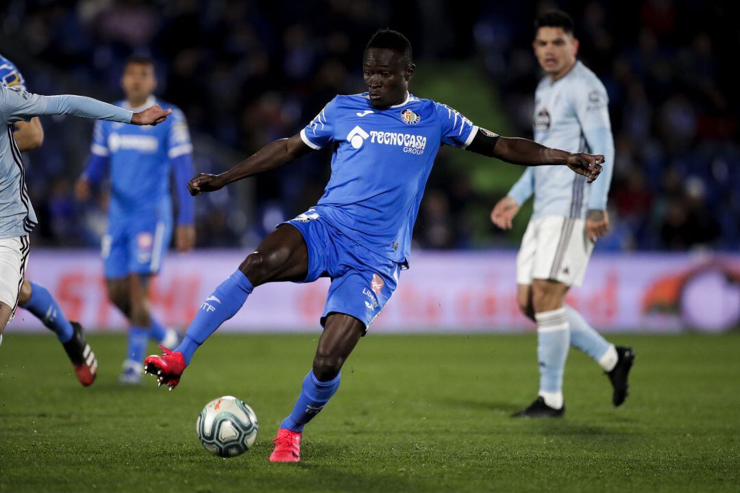 Djené controla un balón durante el partido del pasado sábado.