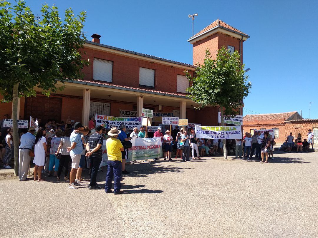 Concentración contra las macrogranjas porcinas en Santovenia del Esla