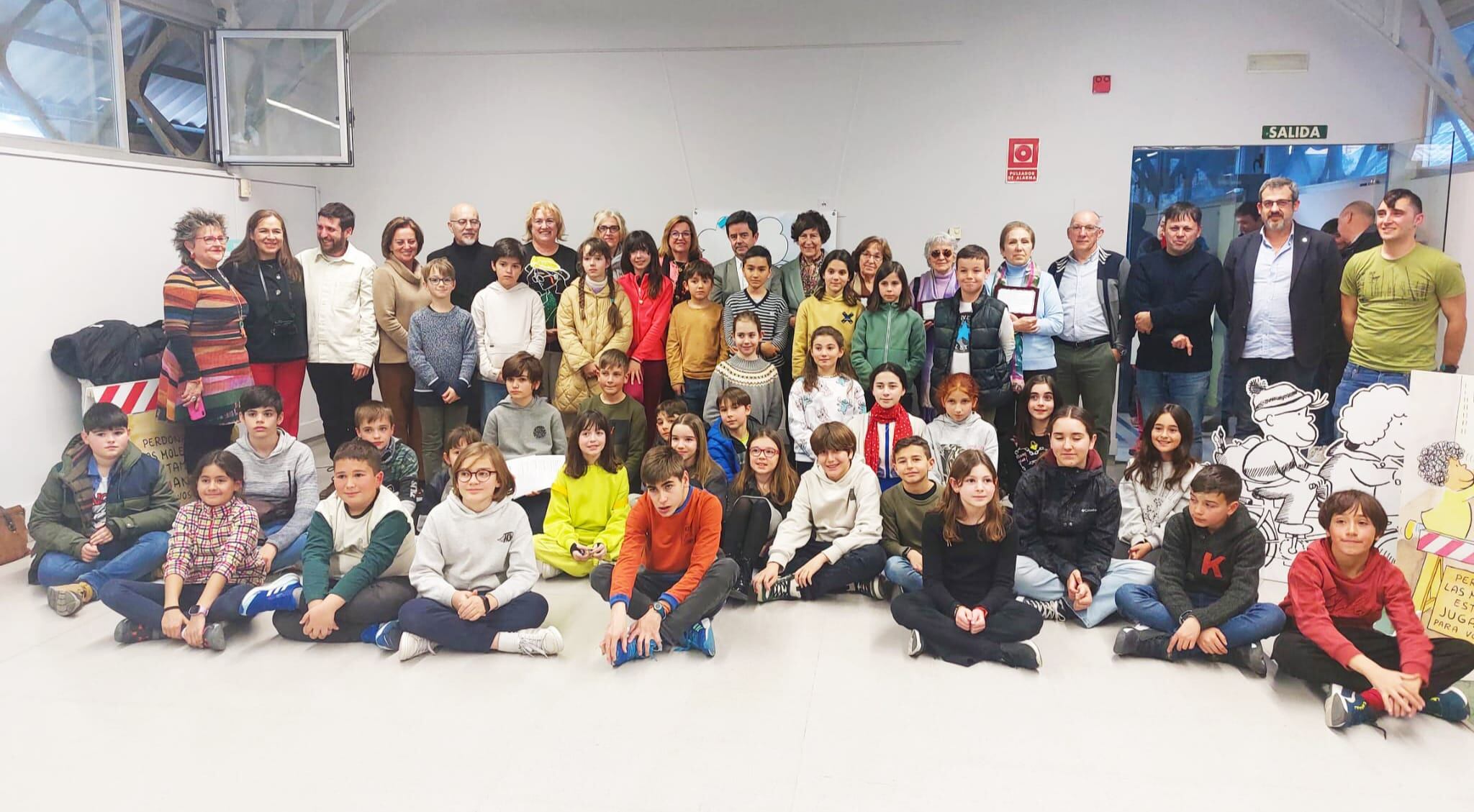 Los niños y las niñas, protagonistas de este proyecto, junto a las autoridades