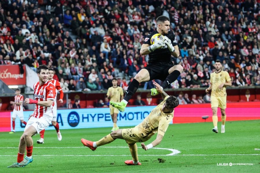 Yáñez bloca un balón durante el Sporting-Málaga.