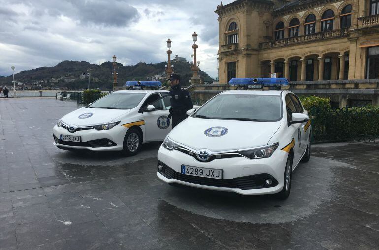 Imagen de archivo de un guardia municipal de San Sebastián junto a dos vehículos.