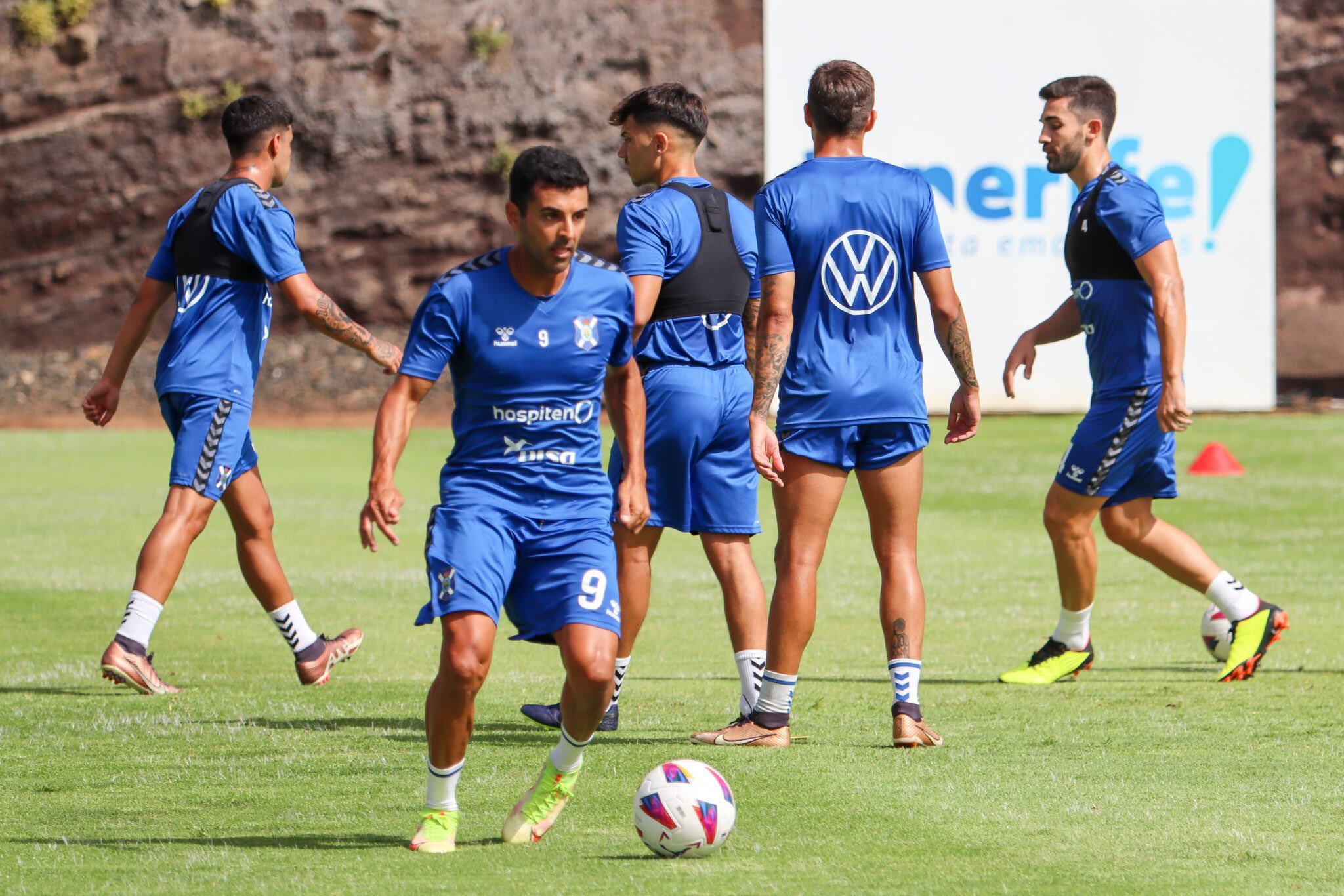 Ángel confía que el Tenerife &quot;dé guerra&quot; esta temporada.