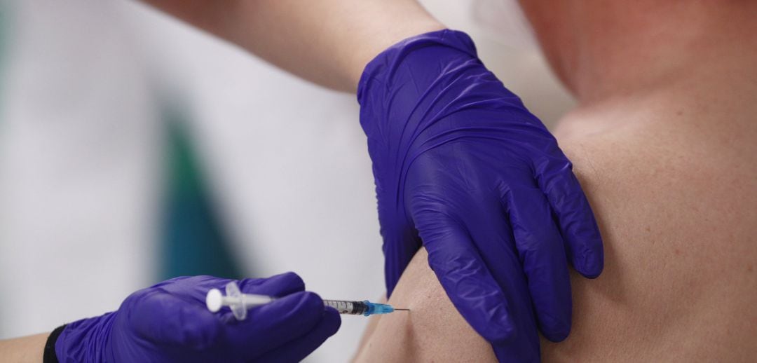 Una sanitaria inocula la primera dosis de la vacuna Pzifer a un anciano