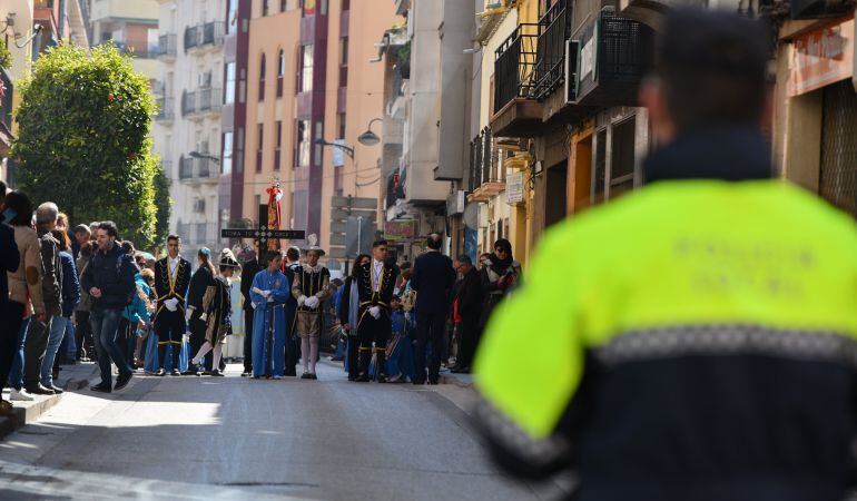 Agente de la Policía Local en la Semana Santa Chica