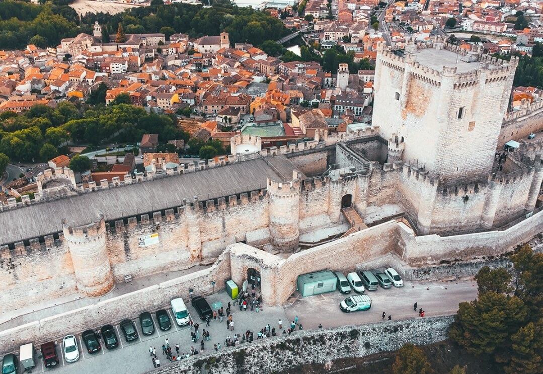 La actuación mejorará los patios de acceso del Castillo y el Patio Chico del Museo Provincial del Vino. / Bouquett44