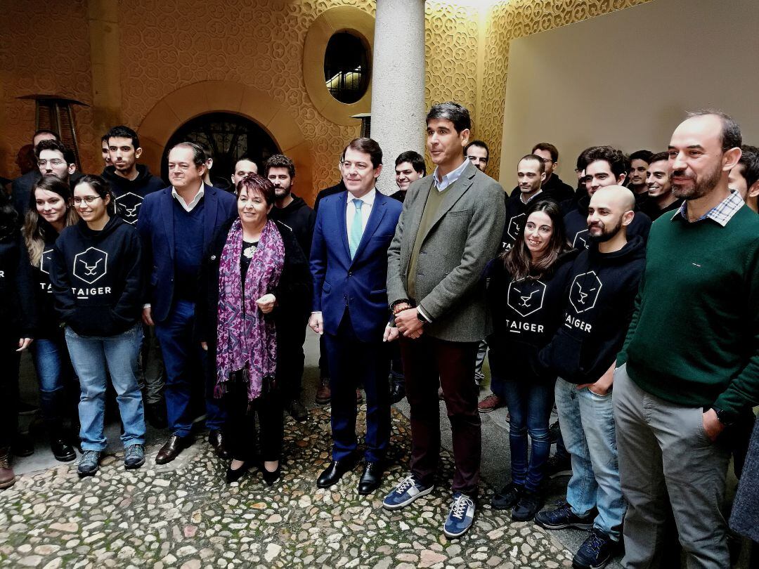 La alcaldesa Clara Luquero junto al presidente de la Junta Alfonso Fernández Mañueco y el presidente de Taiger Sinuhé Arroyo.