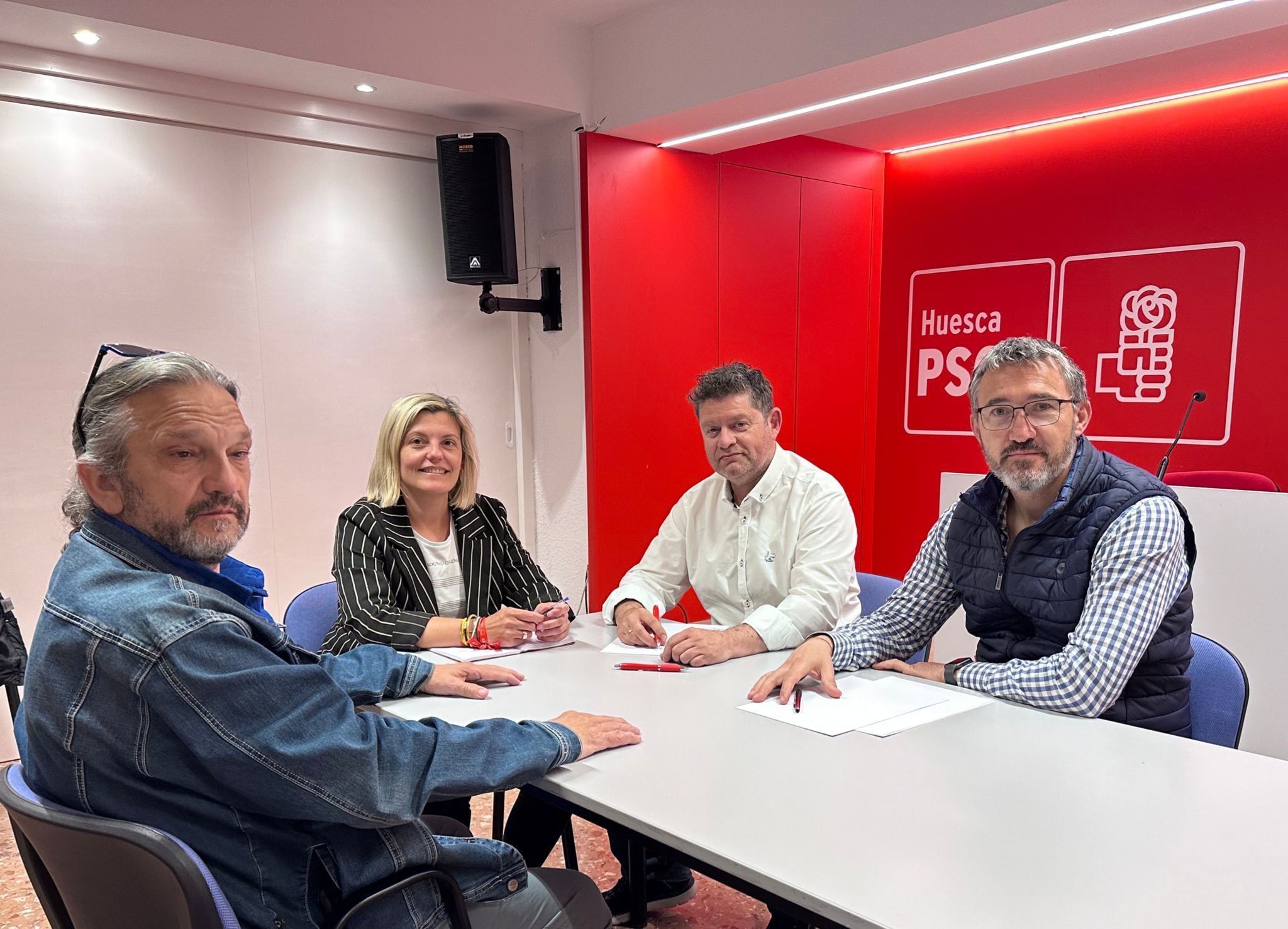 Momento de la reunión entre los responsables sindicales y la diputada del PSOE Begoña Nasarre