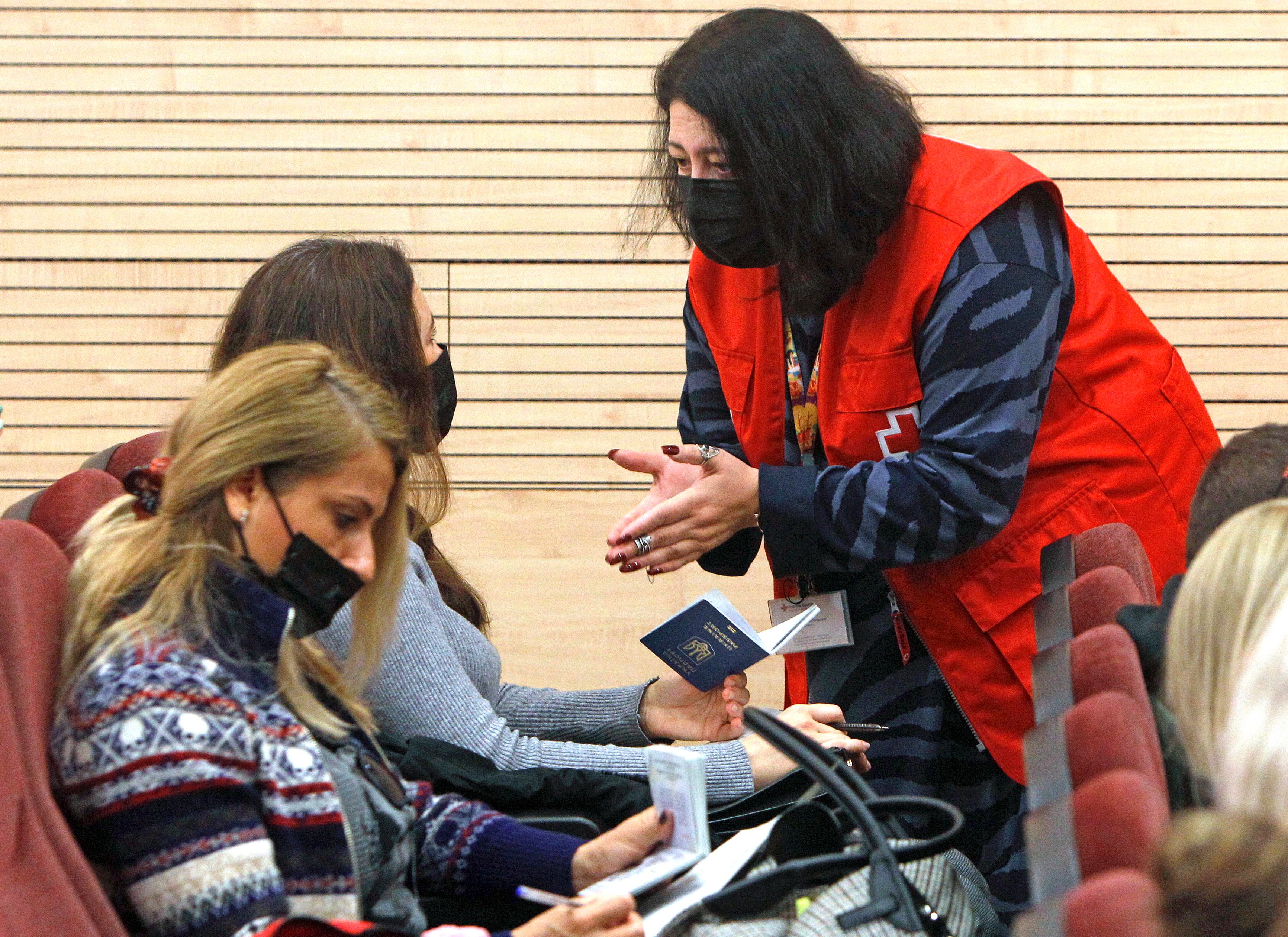 Refugiados atendidos por Cruz Roja.