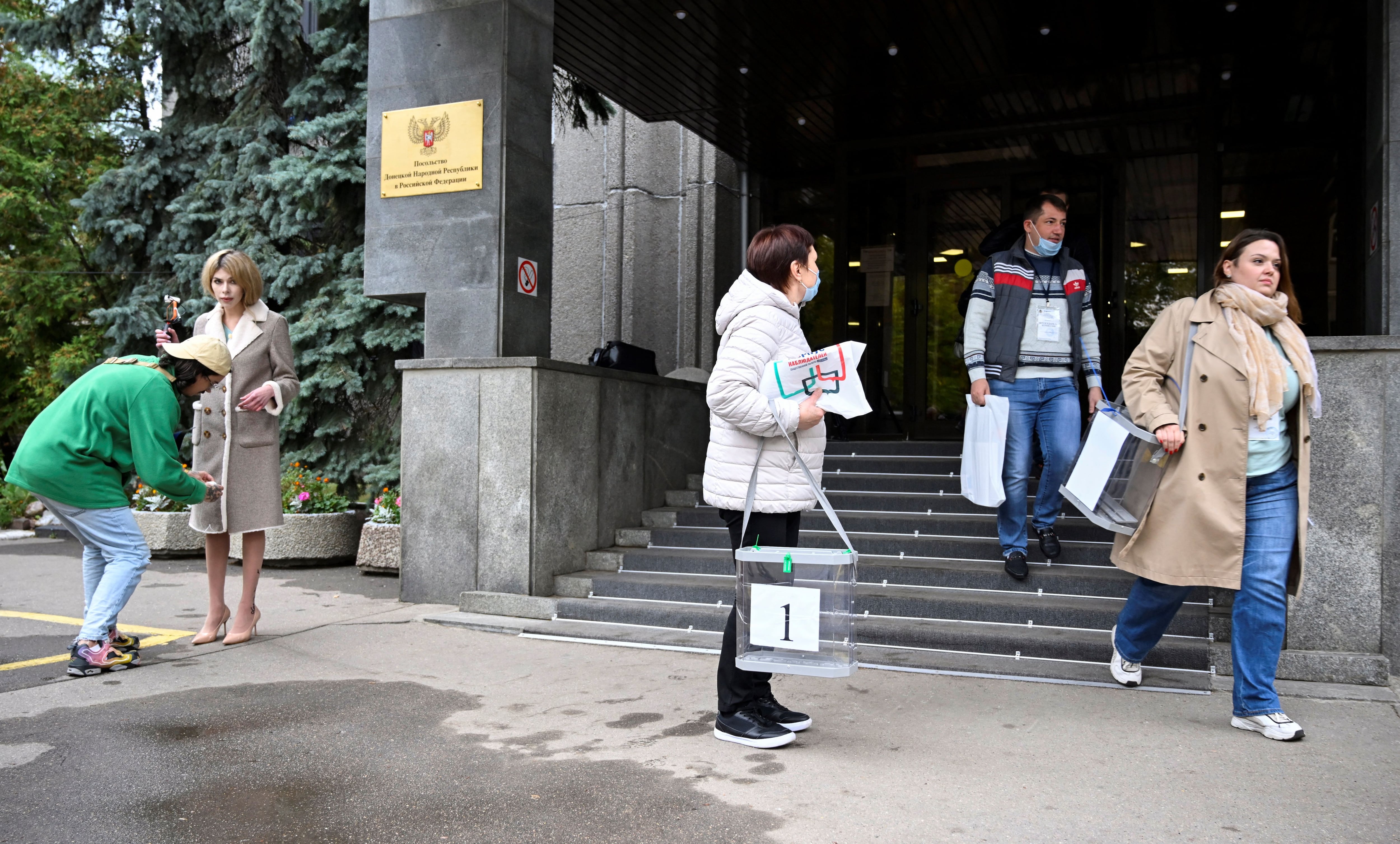 Miembros de la comisión electoral en la región de Donetsk, en Ucrania.