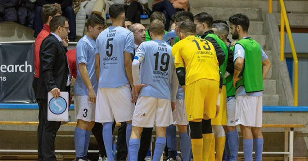 Jugadores y técnicos del Santiago futsal, en un tiempo muerto del derbi ante el Noia