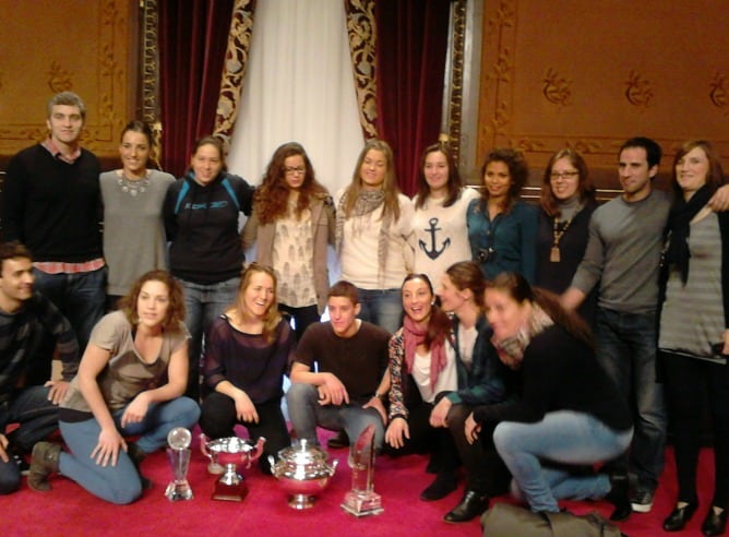 La plantilla del Bera Bera posa en el Palacio Foral con los cuatro trofeos ganados en la temporada 2013-14