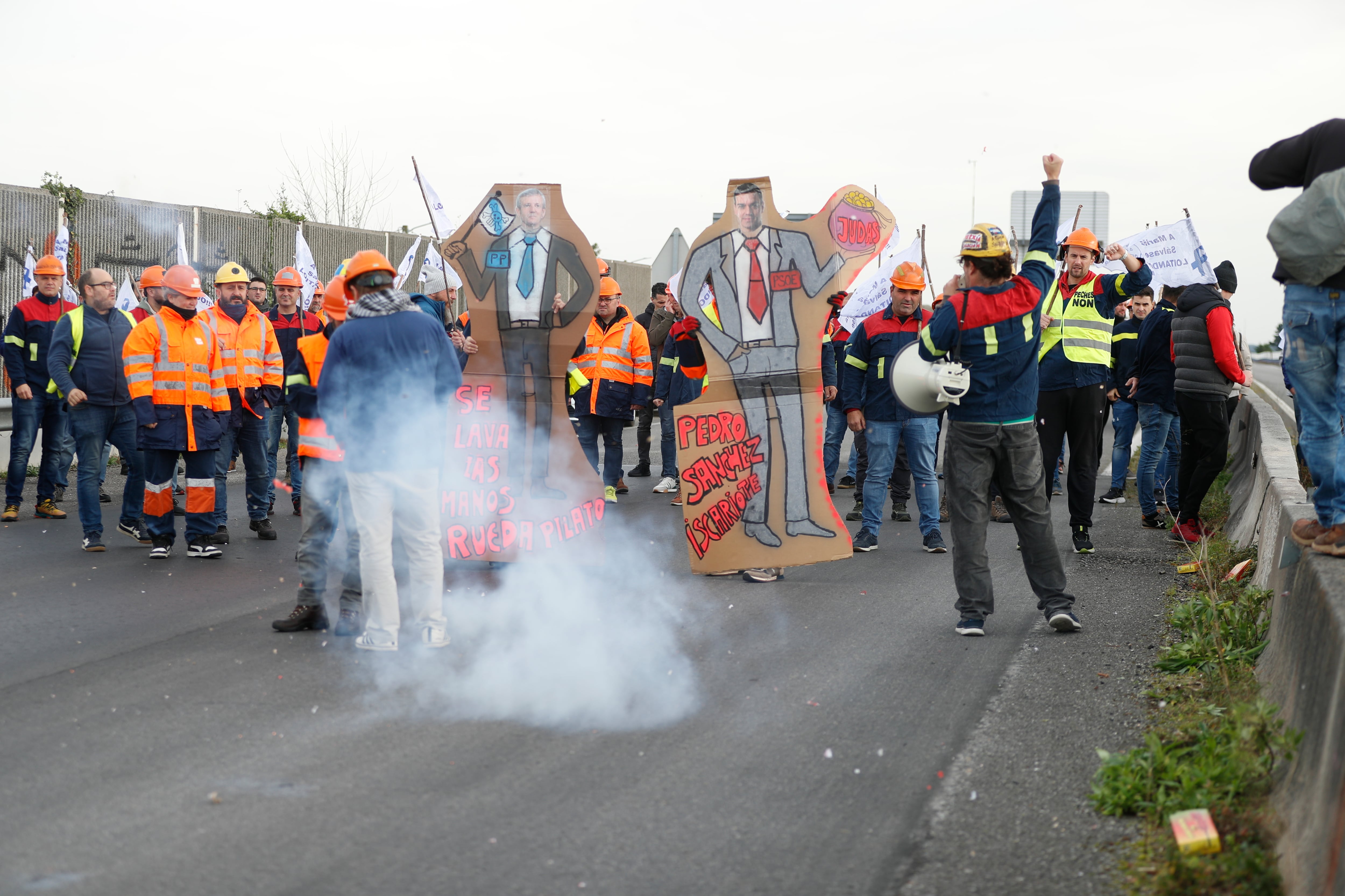 RIBADEO (LUGO), 23/11/2024.- Trabajadores de Alcoa San Cibrao cortan la autovía A8, durante una concentración en Ribadeo (Lugo) este sábado en defensa del futuro de la compañía de aluminio primario asentada en A Mariña y para exigir la implicación de Gobierno y Xunta en la resolución del problema. EFE/ Eliseo Trigo
