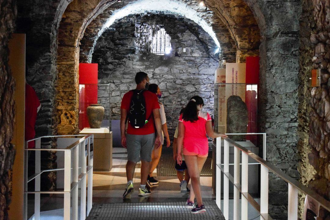 Turistas recorren las instalaciones del Museo Cueva Siete Palacios de Almuñécar