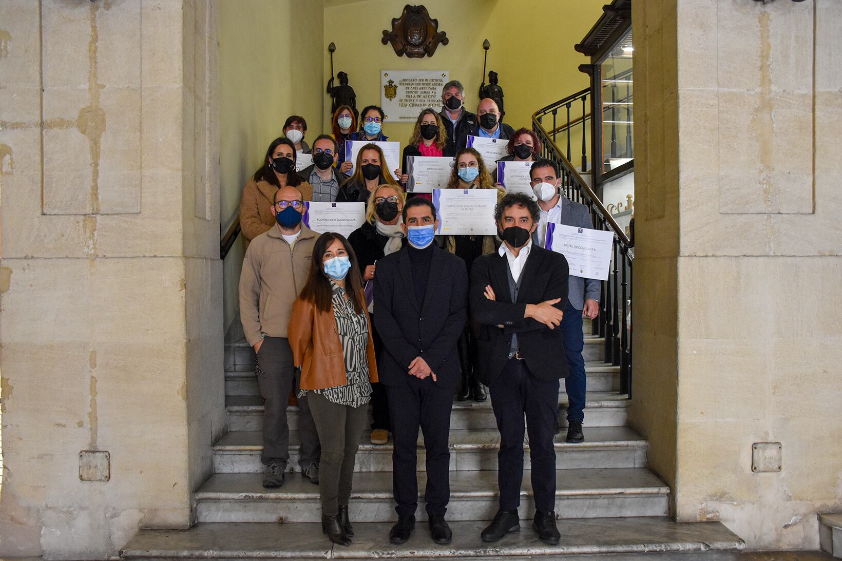Los responsables de las empresas que han recibido este lunes la renovación o el estreno del distintivo Sicted en un acto celebrado en el Ayuntamiento de Alcoy.