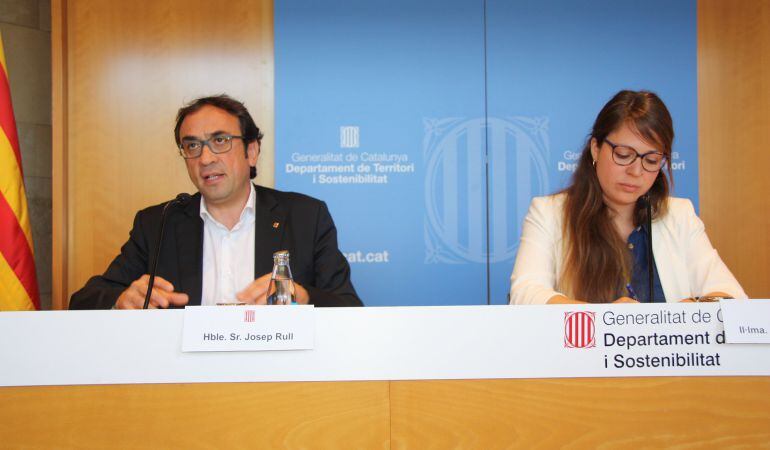 El conseller de Territori i Sostenibilitat, Josep Rull, i la tinent d'alcalde de l'Ajuntament de Barcelona, Janet Sanz, en un acte celebrat a l'auditori de Territori i Sostenibilitat el 25 de juliol del 2016.