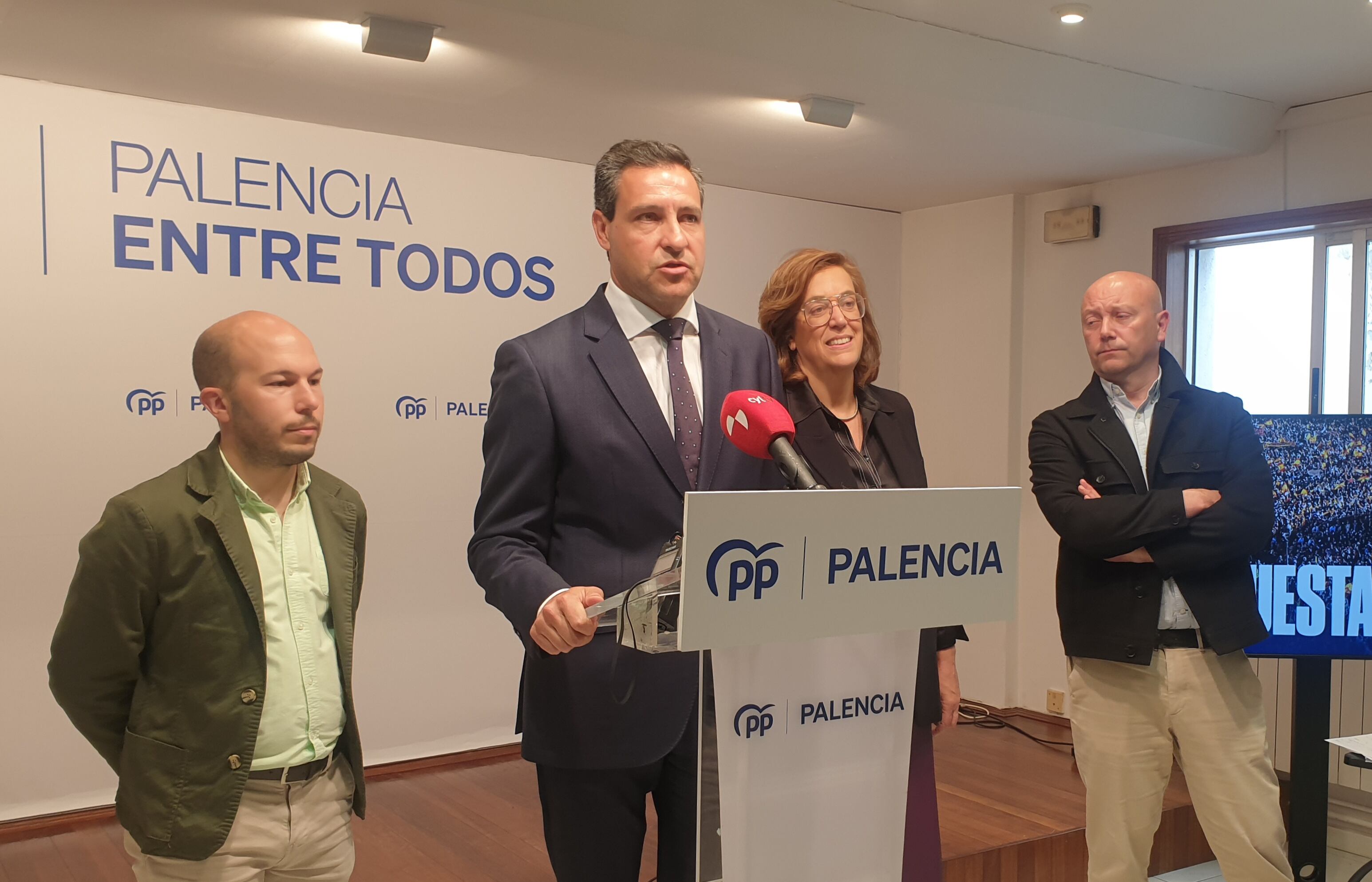 Raúl de la Hoz (en el atril), candidato al Parlamento Europeo por el Partido Popular de CYL