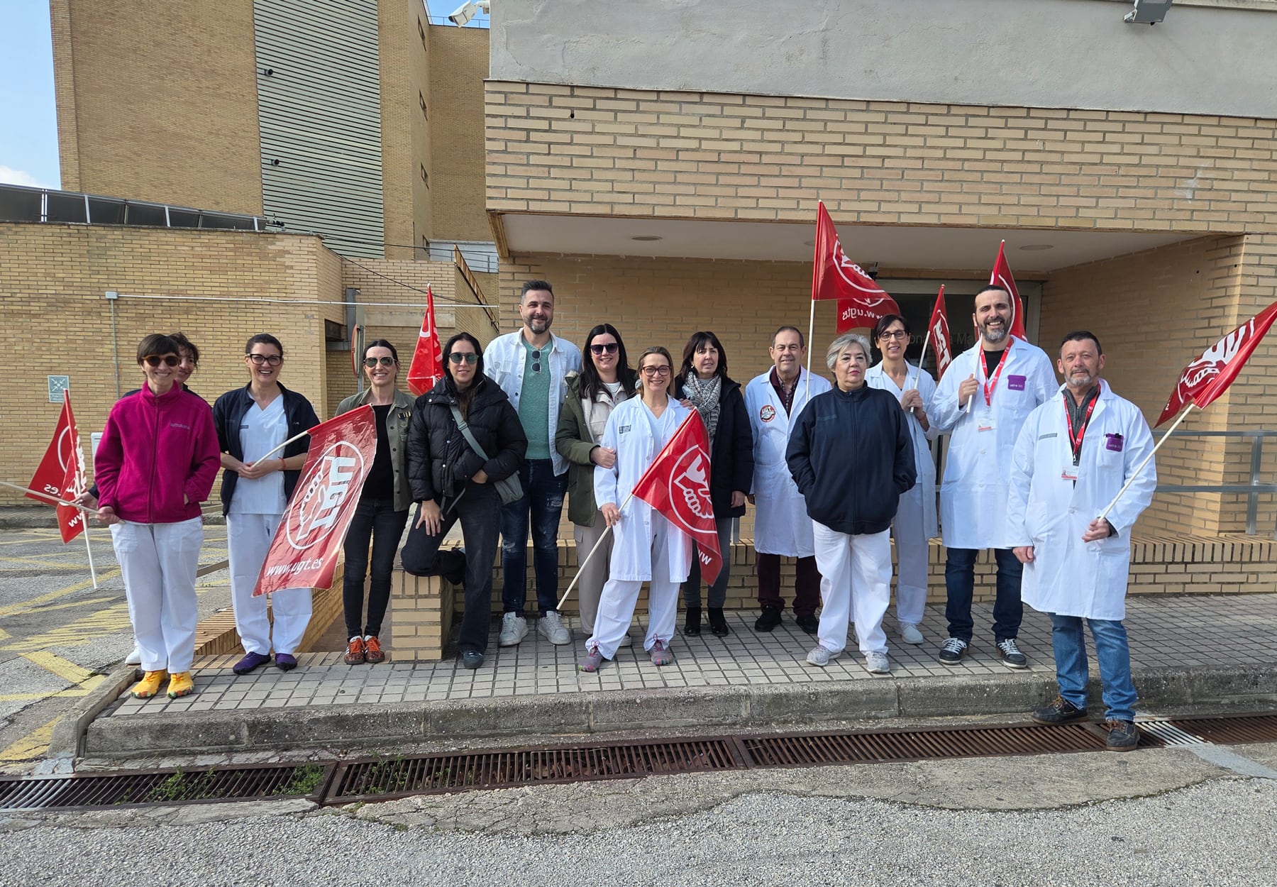 Los trabajadores de resonancias magnéticas y representantes sindicalistas y políticos en la manifestación de protesta