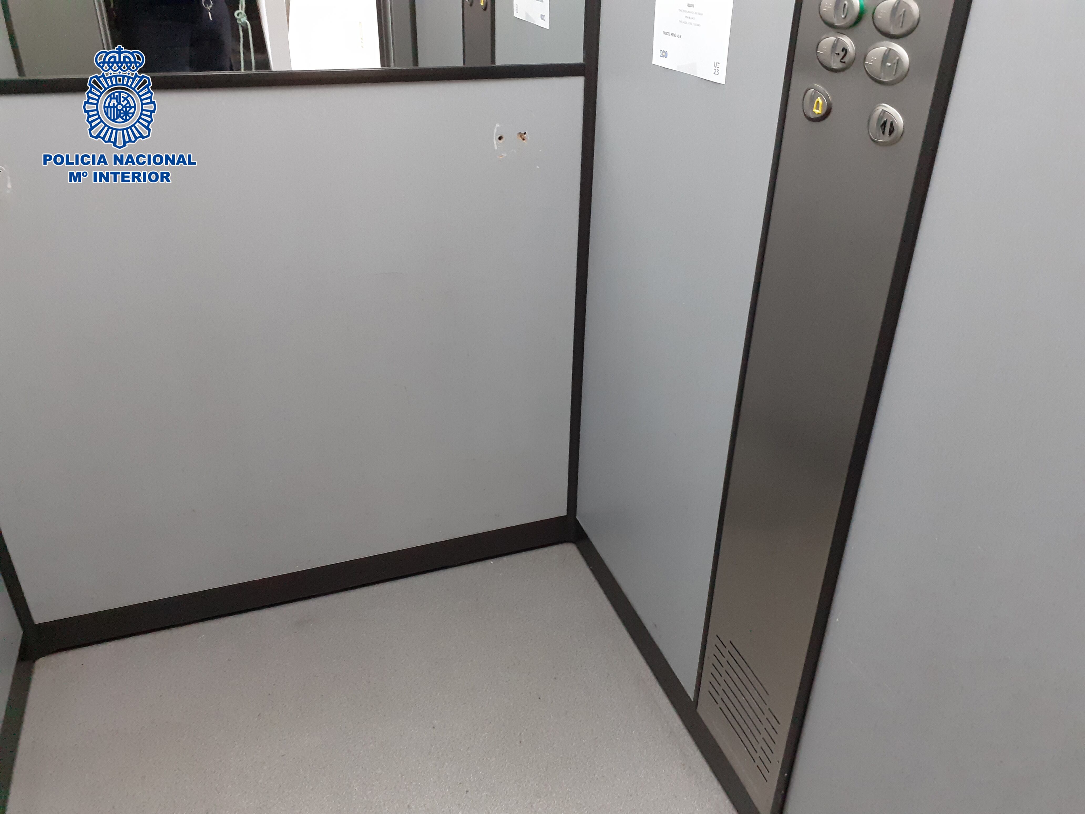Ascensor en el que tuvo lugar la agresión sexual