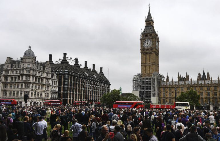 Varias personas en el centro de Londres con motivo de las últimas campanadas del Big Ben 